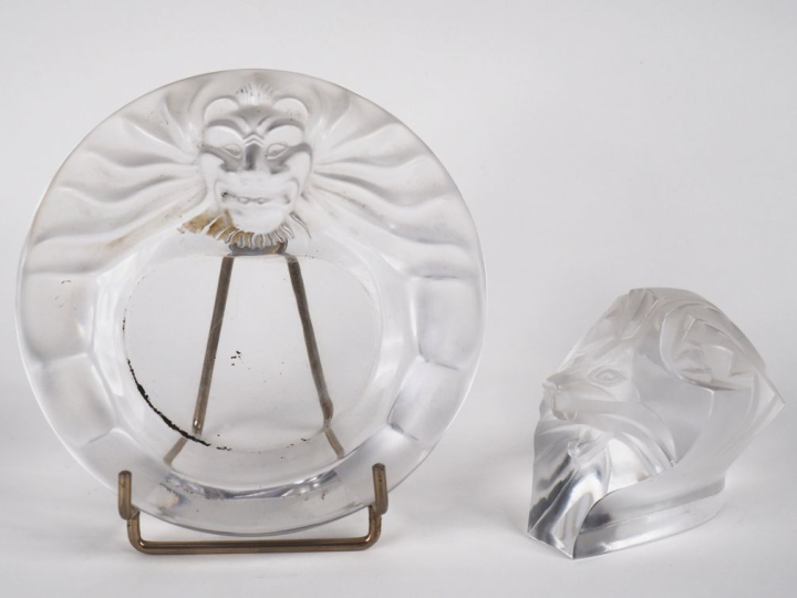 LALIQUE France.  Coupe en cristal à décor de masques de lion. Diam. 14