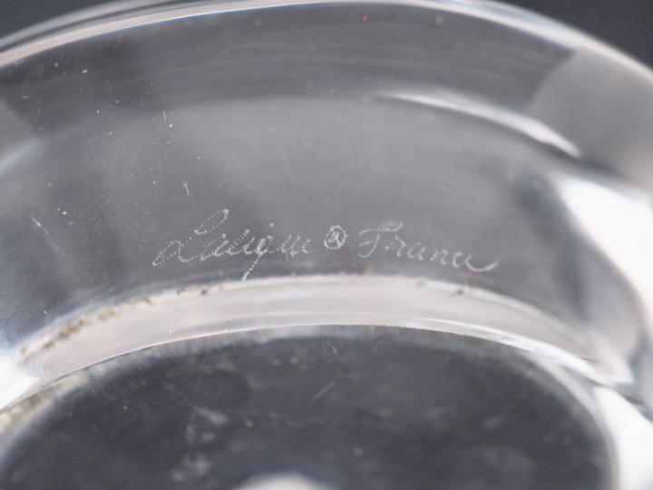 LALIQUE France.  Coupe en cristal à décor de masques de lion. Diam. 14