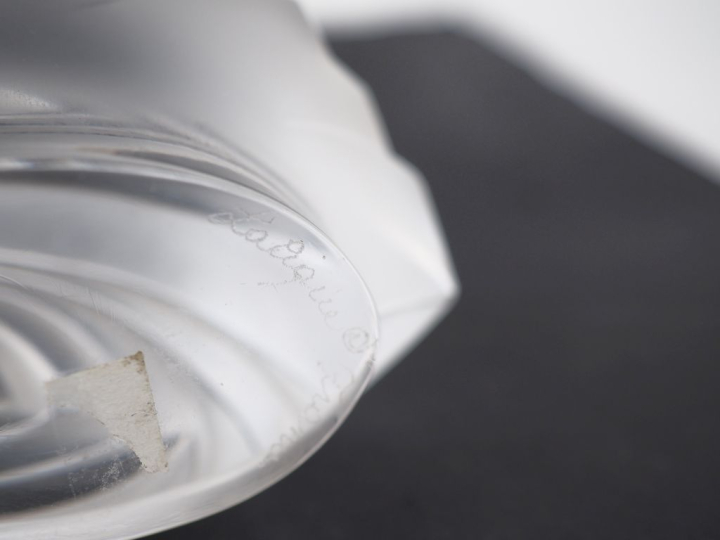 LALIQUE France.  Coupe en cristal à décor de masques de lion. Diam. 14