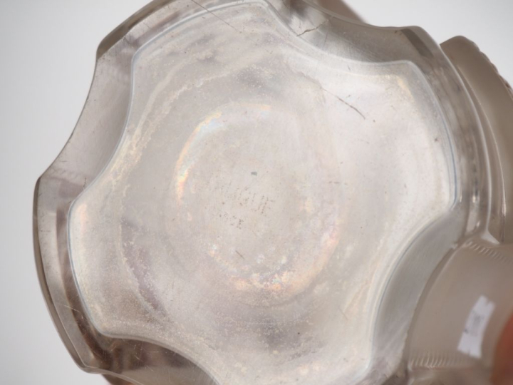 LALIQUE France.  Flacon de garniture de toilette modèle "Hélène" en ve