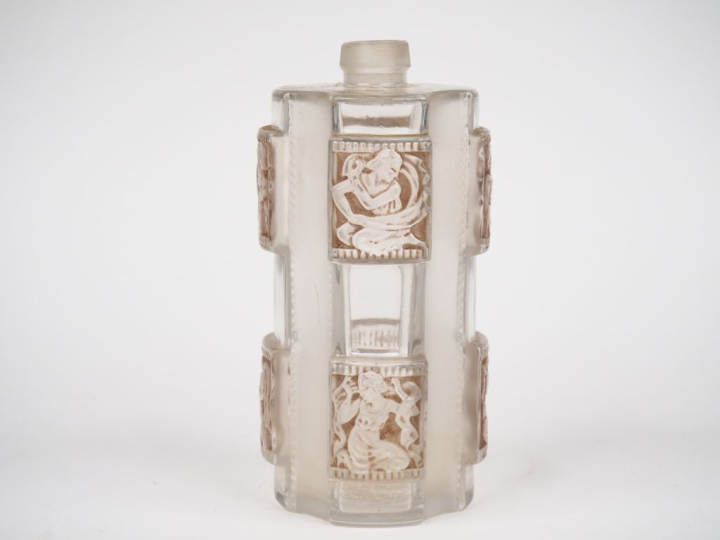 LALIQUE France.  Flacon de garniture de toilette modèle "Hélène" en ve