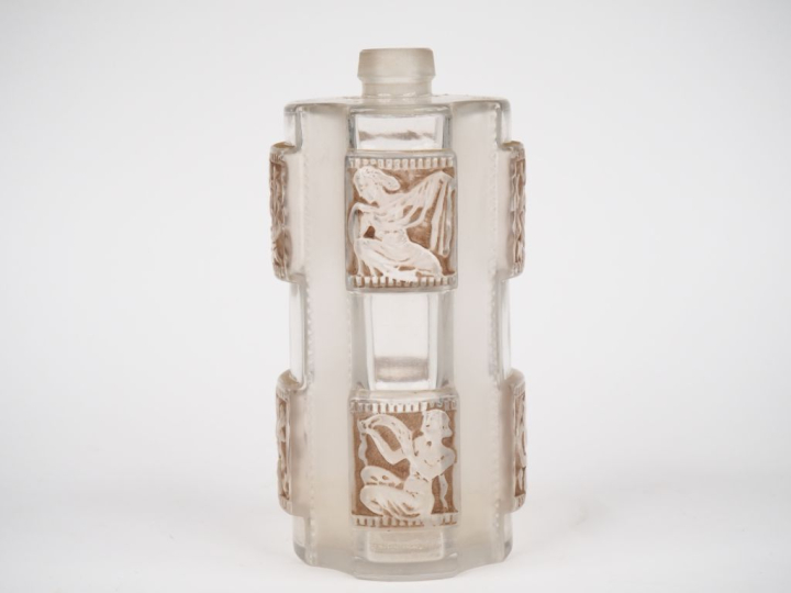 LALIQUE France.  Flacon de garniture de toilette modèle "Hélène" en ve