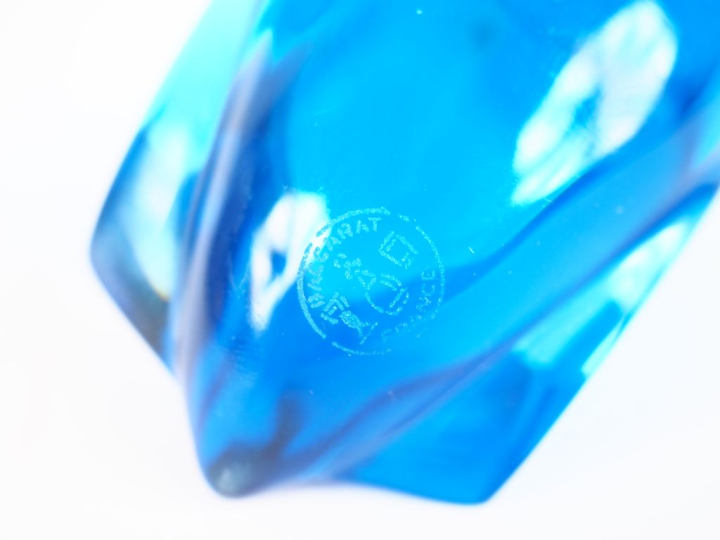 BACCARAT.  "cœur" en cristal bleu nuit Signé Dim. 7 x 8 cm Œuf en cris