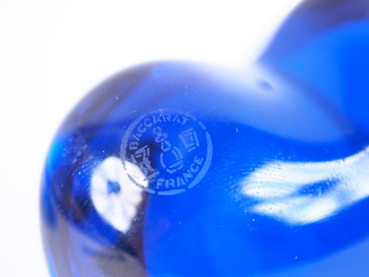 BACCARAT.  "cœur" en cristal bleu nuit Signé Dim. 7 x 8 cm Œuf en cris