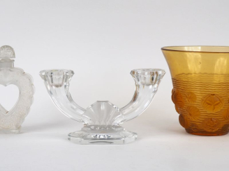 Vente aux enchères Bougeoir double en cristal Signé Flacon de parfum en verre ou cristal 