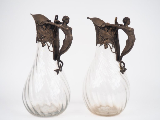 Vente aux enchères Paire d'aiguières Art Nouveau en verre et métal, les anses en forme de