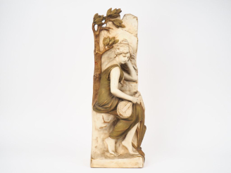 Vente aux enchères ROYAL DUX.  Grand vase Art Nouveau en biscuit polychrome, à décor de j