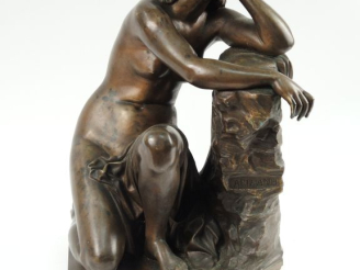 Vente aux enchères Sculpture en bronze XIXe à patine médaille 'La pleureuse'. H. 37 cm