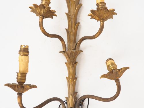 Grande applique en bronze éclairant à quatre lumières, à décor de feui