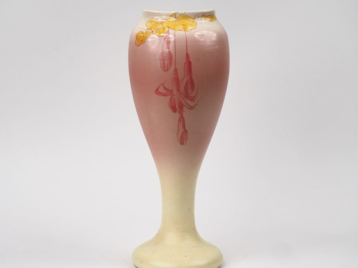 J. MASSIER Fils à Vallauris.  Vase ovoide en céramique polychrome à dé