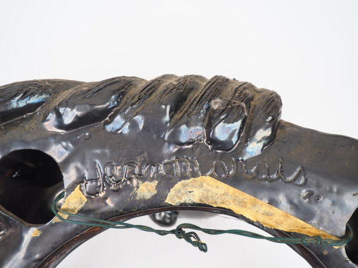 Jean MARAIS.  Miroir monture en céramique noire lustrée, à décor de je