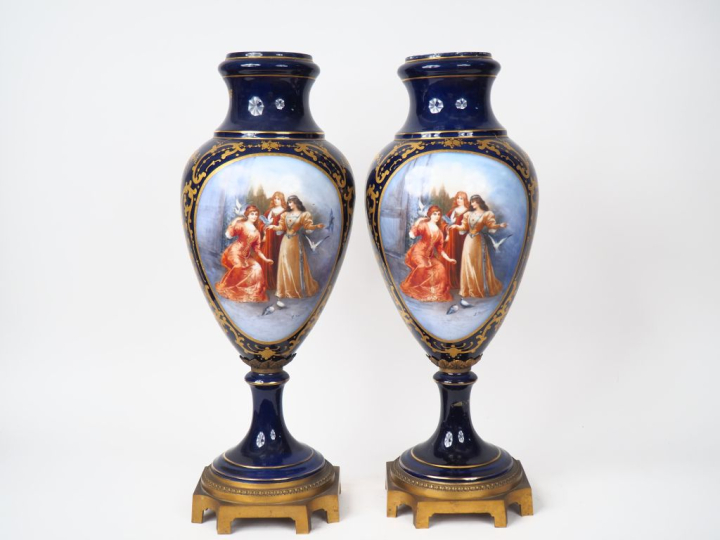 Paire de vases ovoides en porcelaine à décor dans des réserves de jeun