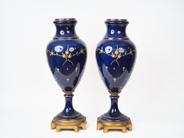 Paire de vases ovoides en porcelaine à décor dans des réserves de jeun