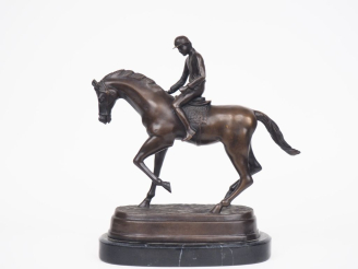 Vente aux enchères Ecole française Xxème. "Jockey et sa jument". Sujet en bronze à patine