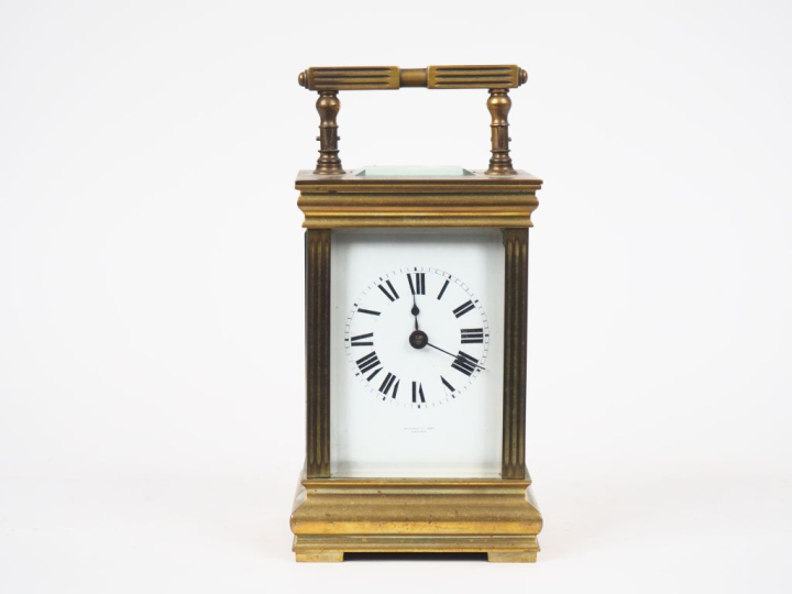 Pendulette d'officier en bronze et cristal. Dim. 20 x 10 x 8,5 cm