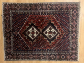Vente aux enchères Tapis d'Orient. Fond rouge et bleu. Dim. 175 x 137 cm