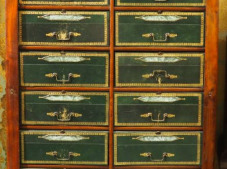 Vente aux enchères Cartonnier XIXème en acajou et placage d'acajou. Dim. 157 x 35 x 90 cm