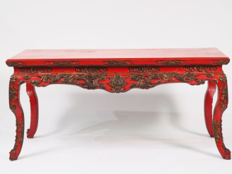Vente aux enchères Chine 1900.  Table basse laquée rouge et or.