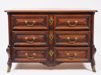 Vente aux enchères Commode XVIIème "mazarine" en noyer mouluré, ouvrant à trois tiroirs s