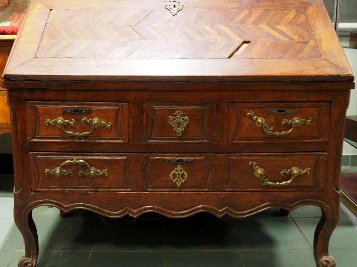 Bureau scriban Transition Louis XV-Louis XVI en noyer et merisier, ouv