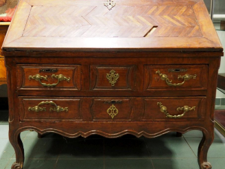 Vente aux enchères Bureau scriban Transition Louis XV-Louis XVI en noyer et merisier, ouv