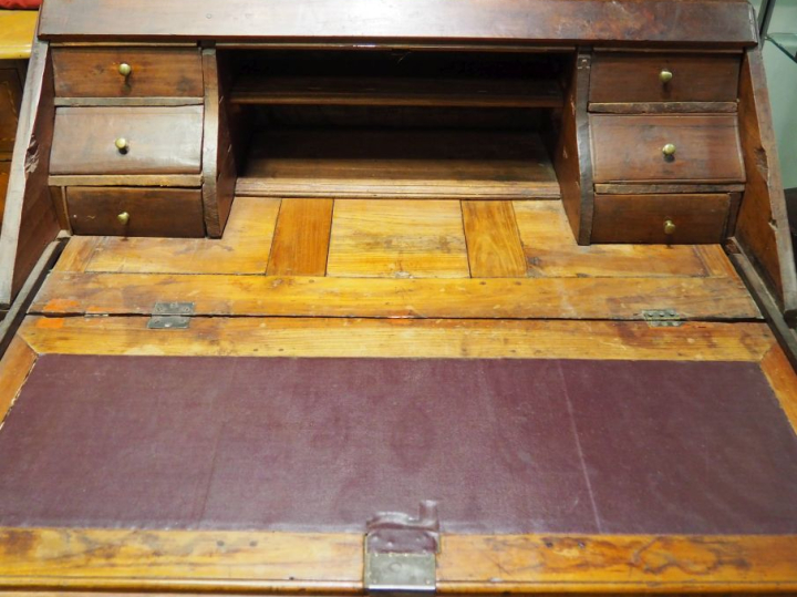 Bureau scriban Transition Louis XV-Louis XVI en noyer et merisier, ouv