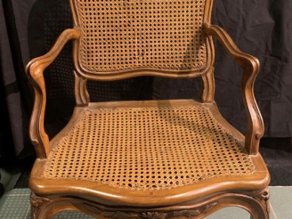 Vente aux enchères Paire de fauteuils cannés Louis XV en noyer mouluré et sculpté, à déco