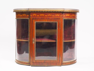 Vente aux enchères Vitrine murale demi lune de style Louis XVI en marqueterie et placage 