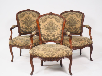 Vente aux enchères 3 fauteuils cabriolet Louis XV en noyer mouluré et sculpté, à décor de