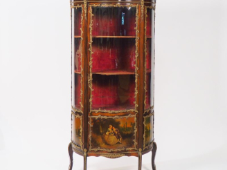 Vente aux enchères Vitrine Napoléon III de style Louis XV en vernis martin, à décor de sc