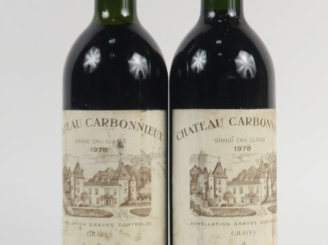 Vente aux enchères 2 BOUTEILLES CHÂTEAU CARBONNIEUX GCC GRAVES - 1978 - 1 BG/1 LB