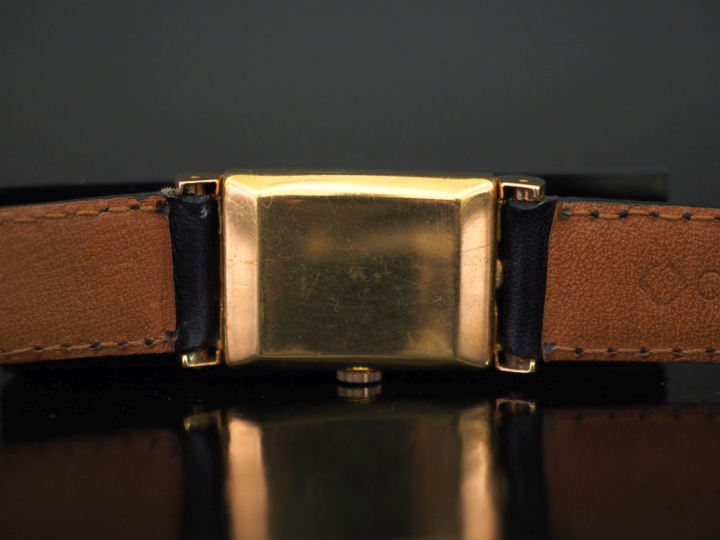 JAEGER LECOULTRE,  Montre bracelet 1940, boitier en or jaune 750.  Cad