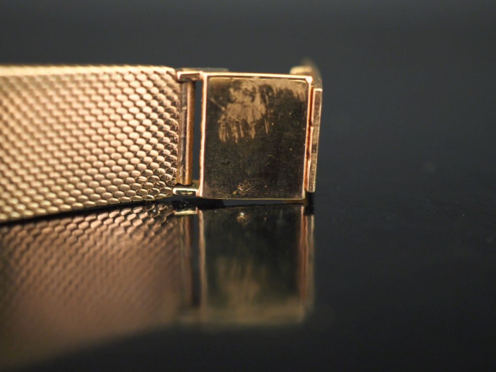 MOVADO Montre bracelet de dame en or jaune 750.  Boitier carré, cadran
