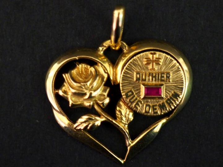 Pendentif en forme de cœur en or jaune 750, à décor d'une rose et d'un
