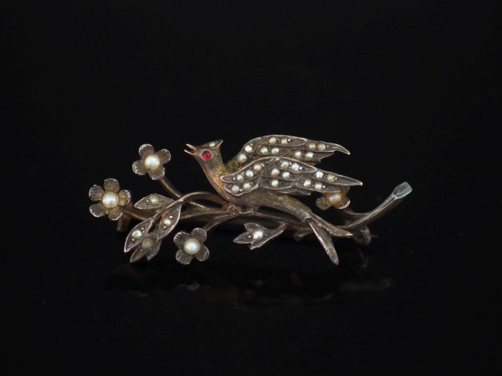 Broche en argent 925 et demi perles blanches figurant un oiseau branch