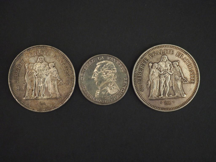 Ensemble comprenant :  - une pièce de 100 Francs argent, 1987 - deux p