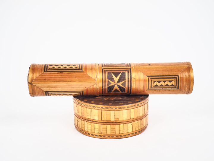 Etui à message XIXème en marqueterie de paille à décor polychrome de m