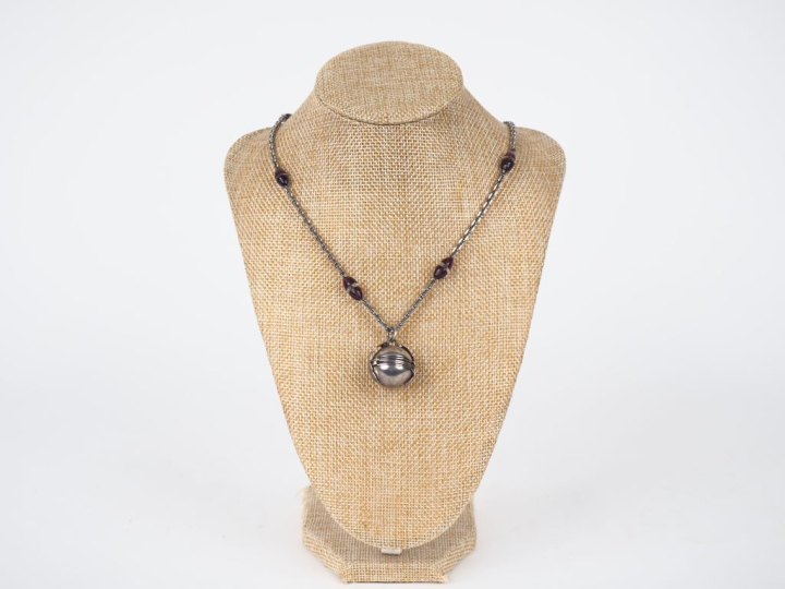 Pendentif boule à mécanisme et sa chaîne en métal argenté anglais et p