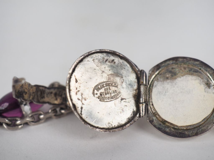 Pendentif boule à mécanisme et sa chaîne en métal argenté anglais et p