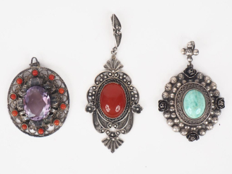 Vente aux enchères 3 pendentifs en métal argenté, argent bas-titre et cabochons de pierre