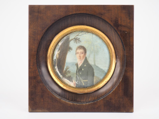 Vente aux enchères Miniature début XIXème, "portrait d'homme au jabot". Diam. 7 cm. (Fent