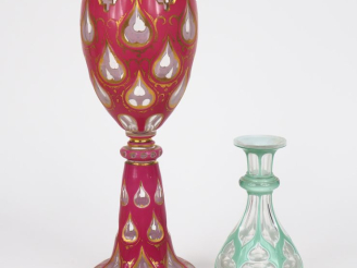 Vente aux enchères Vase Napoléon III en verre Overlay, rose et blanc rehaussé de rinceaux