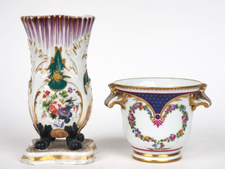 Vente aux enchères Vase Napoléon III en porcelaine à décor polychrome et doré de bouquets