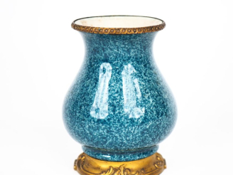 Vente aux enchères Vase 1900 en faïence mouchetée bleue. Monture en bronze. Poinçonné. H.