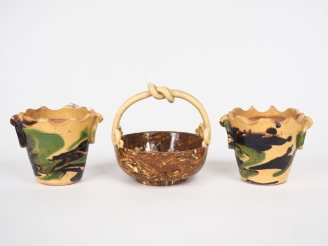 Vente aux enchères Paire de petits cache-pots en faïence d'Apt en terre mêlée. Dim. 8 x 1