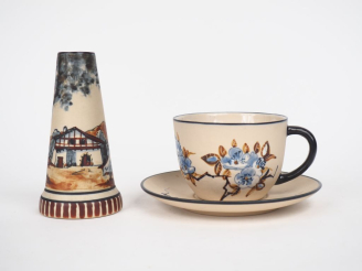 Vente aux enchères CIBOURE. Tasse et sous tasse en céramique polychrome. Signé "R.F Cibou