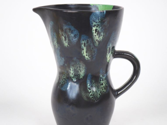 Vente aux enchères Verseuse en céramique de Sarreguemines.  Signée Digon. H. 19 cm.