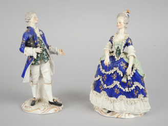 Vente aux enchères Paire de statuettes en porcelaine polychrome "Personnages en habit du 