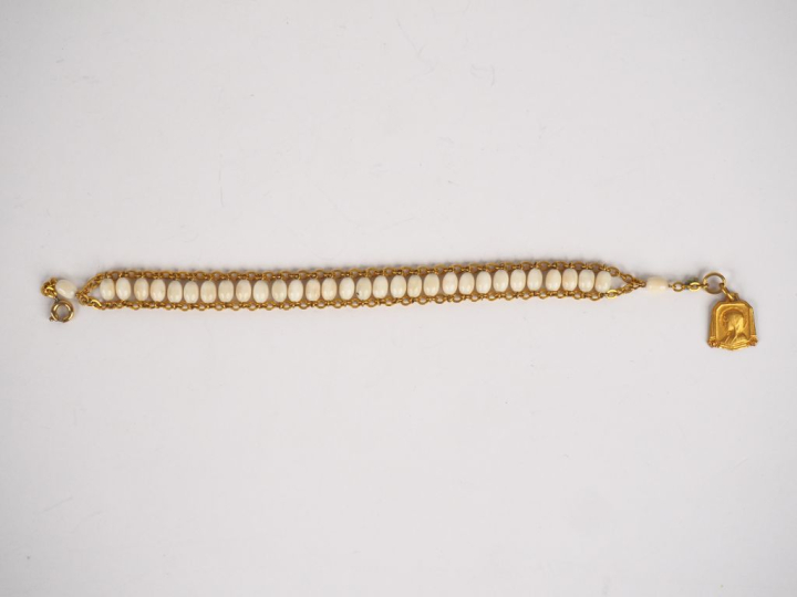Un chapelet et un dizainier en perles et métal doré.