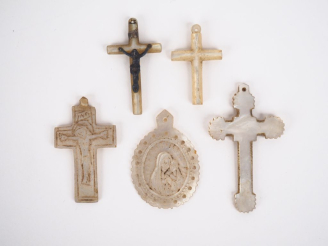Vente aux enchères 4 différentes croix et une médaille religieuse en nacre. H. de 3 à 4,5